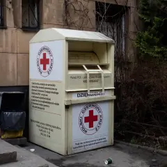 Czy można oddać ubrania do domu samotnej matki? Sprawdź, jak pomóc potrzebującym