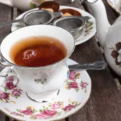 Jak długo parzyć czarną herbatę, by uniknąć gorzkiego smaku i cieszyć się aromatem?