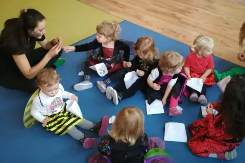 Jak wygląda kurs opiekunki w żłobku? Wszystko, co musisz wiedzieć o szkoleniu