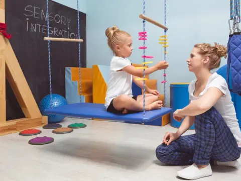Integracja sensoryczna pomoce: Jak wybrać najlepsze narzędzia do terapii sensorycznej