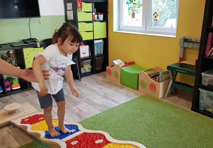 Sensoryczny tor przeszkód: Jak wspiera rozwój dzieci i zmysły