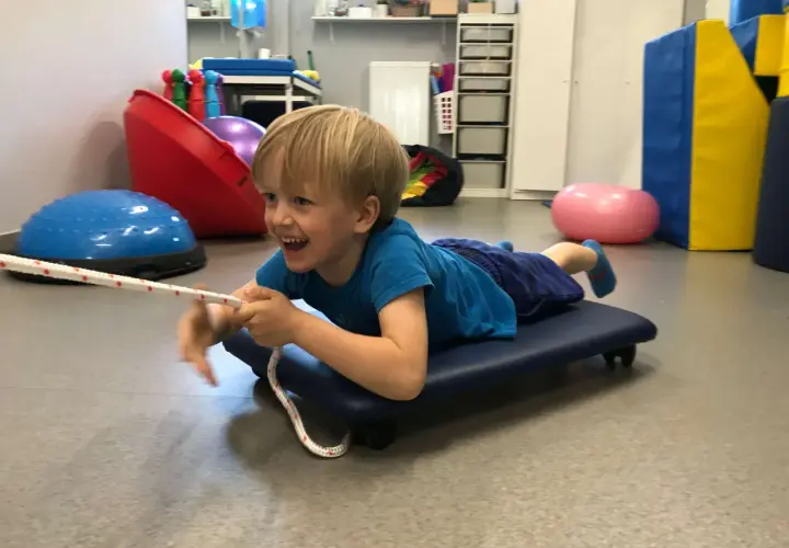 Terapia sensoryczna – jak pomaga dzieciom z zaburzeniami i jakie są jej korzyści