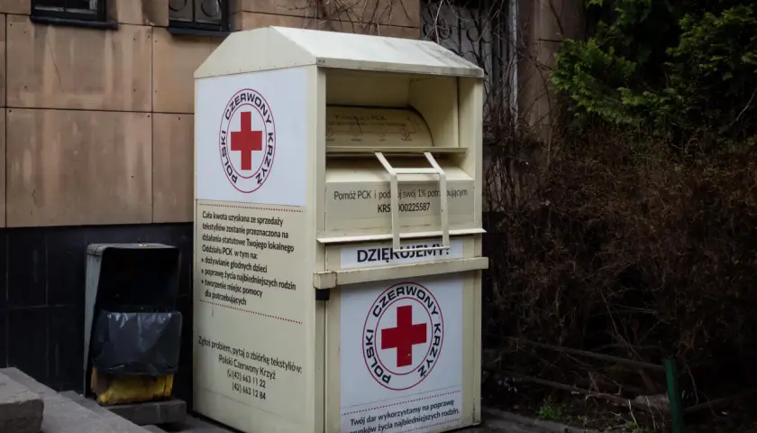 Czy można oddać ubrania do domu samotnej matki? Sprawdź, jak pomóc potrzebującym