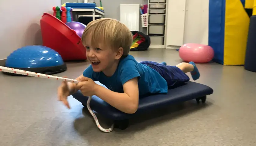 Terapia sensoryczna – jak pomaga dzieciom z zaburzeniami i jakie są jej korzyści