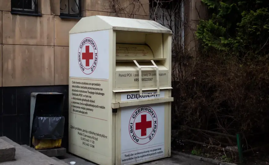 Czy można oddać ubrania do domu samotnej matki? Sprawdź, jak pomóc potrzebującym