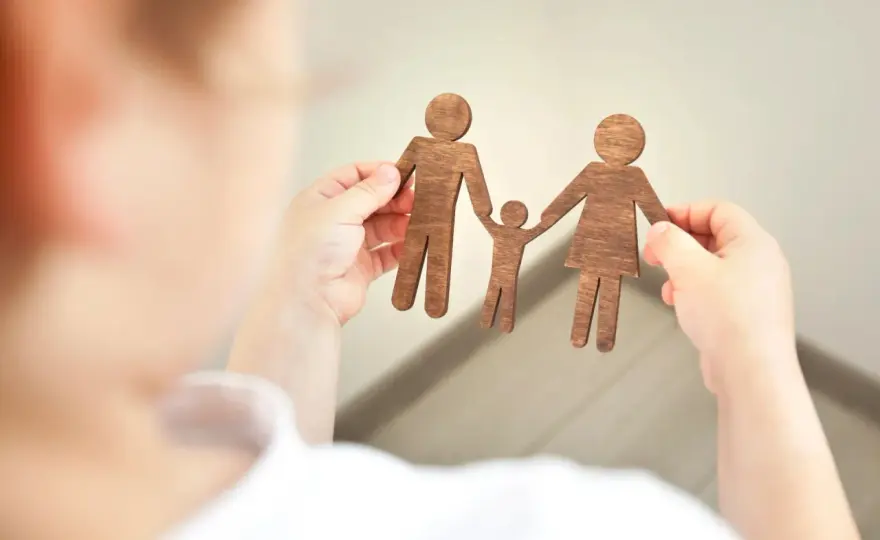 Czy samotna matka może adoptować dziecko? Wszystko o prawach i procedurach adopcyjnych