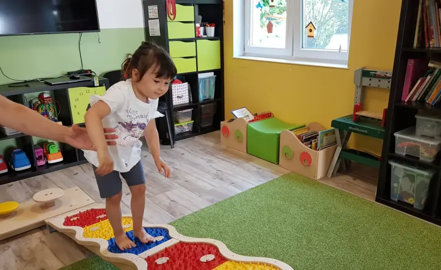 Sensoryczny tor przeszkód: Jak wspiera rozwój dzieci i zmysły