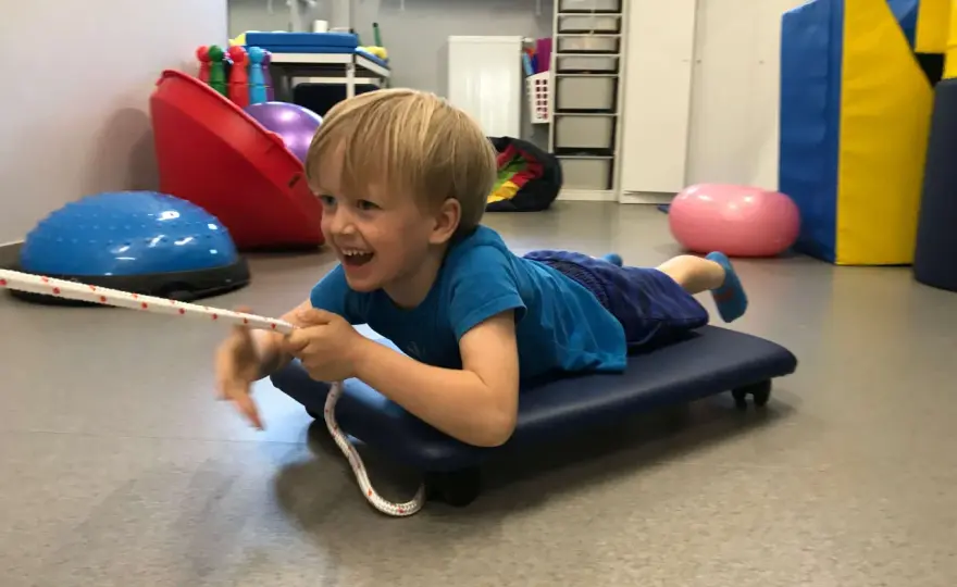 Terapia sensoryczna – jak pomaga dzieciom z zaburzeniami i jakie są jej korzyści
